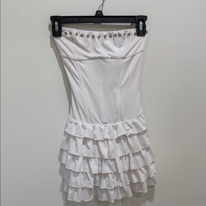 Chic Strapless White Dress with Ruffle Hem